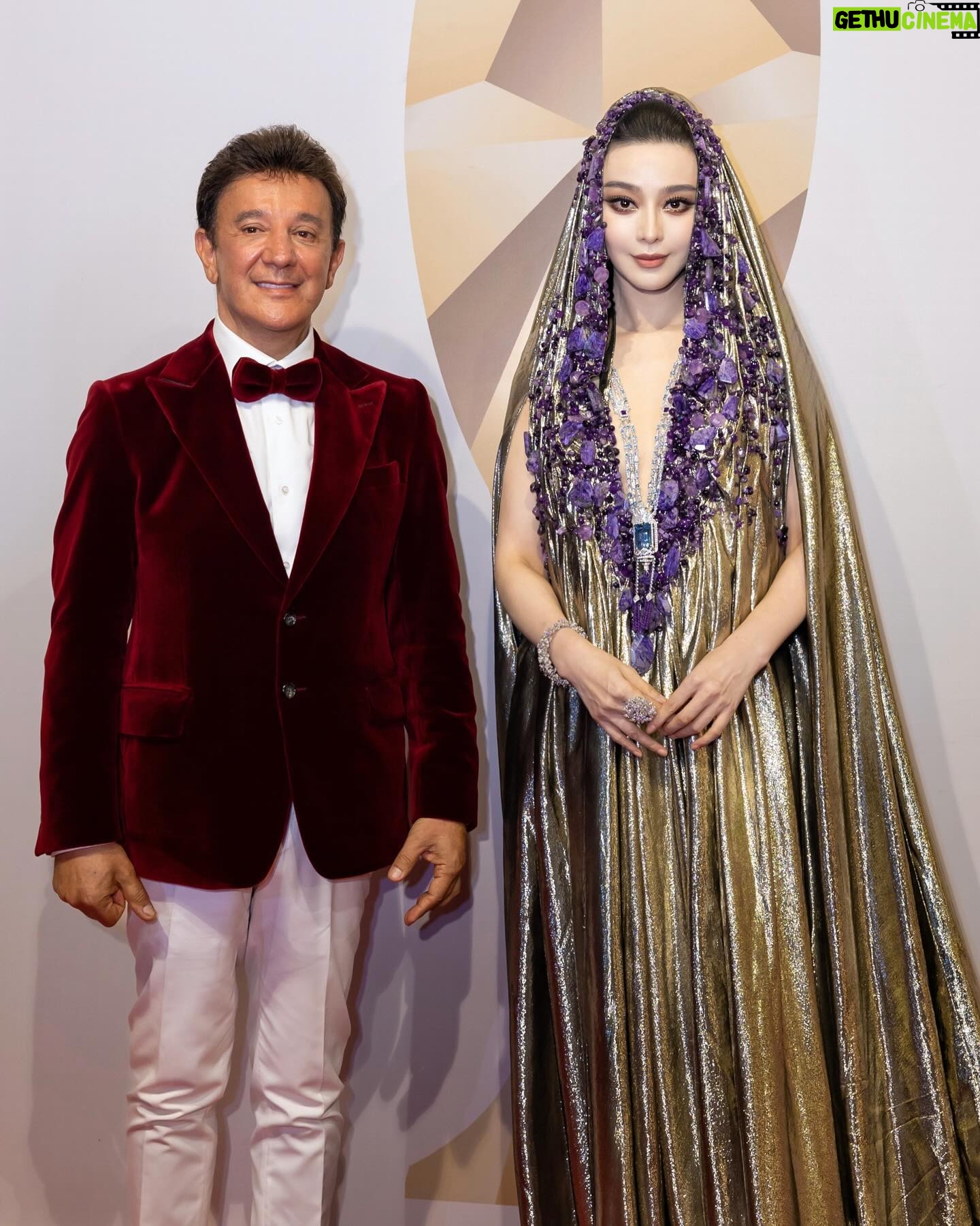 Fan Bingbing Instagram - Dubai calling! Can you feel the energy of this incredible city?
Dress: @stephanerolland_paris 2023 Spring Summer Haute Couture; coordinated by @wishgui3
High Jewels: @dhamani1969
HMU: @_christopherbu_ @huyiyin8
Photography: @mengqiangfan
PR & Management: @jerseychong @amanetuerdi_
Special thanks to @theemigala @royalseaentertainment @slsdubai