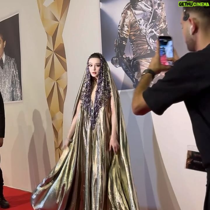 Fan Bingbing Instagram - Dubai calling! Can you feel the energy of this incredible city?
Dress: @stephanerolland_paris 2023 Spring Summer Haute Couture; coordinated by @wishgui3
High Jewels: @dhamani1969
HMU: @_christopherbu_ @huyiyin8
Photography: @mengqiangfan
PR & Management: @jerseychong @amanetuerdi_
Special thanks to @theemigala @royalseaentertainment @slsdubai