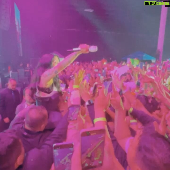Mon Laferte Instagram - Terminamos el Tour por Latinoamérica y mi corazón no puede más de agradecimiento, en que momento pasó esto? Anoche en Nicaragua mientras veía a las personas cantar pensé en lo bella que es la vida, con sus contrastes, a veces en la luz y otras en la oscuridad, pero vale la pena vivirla para atesorar momentos como el de anoche, gracias infinitas
Gracias Guatemala, Nicaragua!
Nos vamos ahora a USA
Mañana celebramos mi cumpleaños en Chicago!!