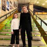 Kristina Asmus Instagram – Па 💔💔💔

Просыпаюсь на днях после ночной смены, включаю телефон, а там у меня 4 пропущенных от папы 😨 Это нонсенс и я в панике перезваниваю. За 2,5 гудка уже тысячу сценариев в голове проиграла 🙈 Папа поднимает трубку и в игривом настроении спрашивает почему это я в инстаграме позвала людей на премьеру своего фильма, а его нет)))) Речь про фильм «Обе две» в рамках ММКФ 📽️ Это суперважное для нас событие было, но семья обычно ходит на официальную большую светскую премьеру, где и пресса, и звёздные гости, и вся съёмочная группа, и красная дорожка. Полагала, им это поинтересней будет))) А на два просмотра фильма не думала, что он расположен будет 😅 Спрашиваю: «А пойдешь ли ты на первый показ в Дом кино вместе с фестивальным зрителем?» Папа говорит: «Конечно! Я уже и чистое с утра на работу надел» 😂 
Там и сестра с племянницей смогли, и дочка захотела дедушку увидеть. В общем, помимо того, что хлестанули эмоции от впервые просмотренного кино на большом экране, мы ещё и с семьёй увиделись 💜 А это, знаете ли, уже явление.
И премьера наша великолепной была! Просто сумасшедшая реакция зрителей 🌪️ И одна журналистка даже сказала, что это моя лучшая роль. Правда, не уточнила видела ли она ещё что-то со мной 😂
Фильм «Обе две» получился очень добрым, воздушным. С редчайшей светлой энергией ✨ При этом пронзительным про недоверие к жизни и борьбу со страхами.
Запоминайте дату 25 ИЮЛЯ и приходите в кинотеатры на наш фильм «Обе две», мы вас обнимем 🤍