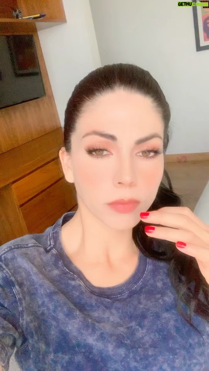 África Zavala Instagram - Mi cabeza todos los días 😂😂😂