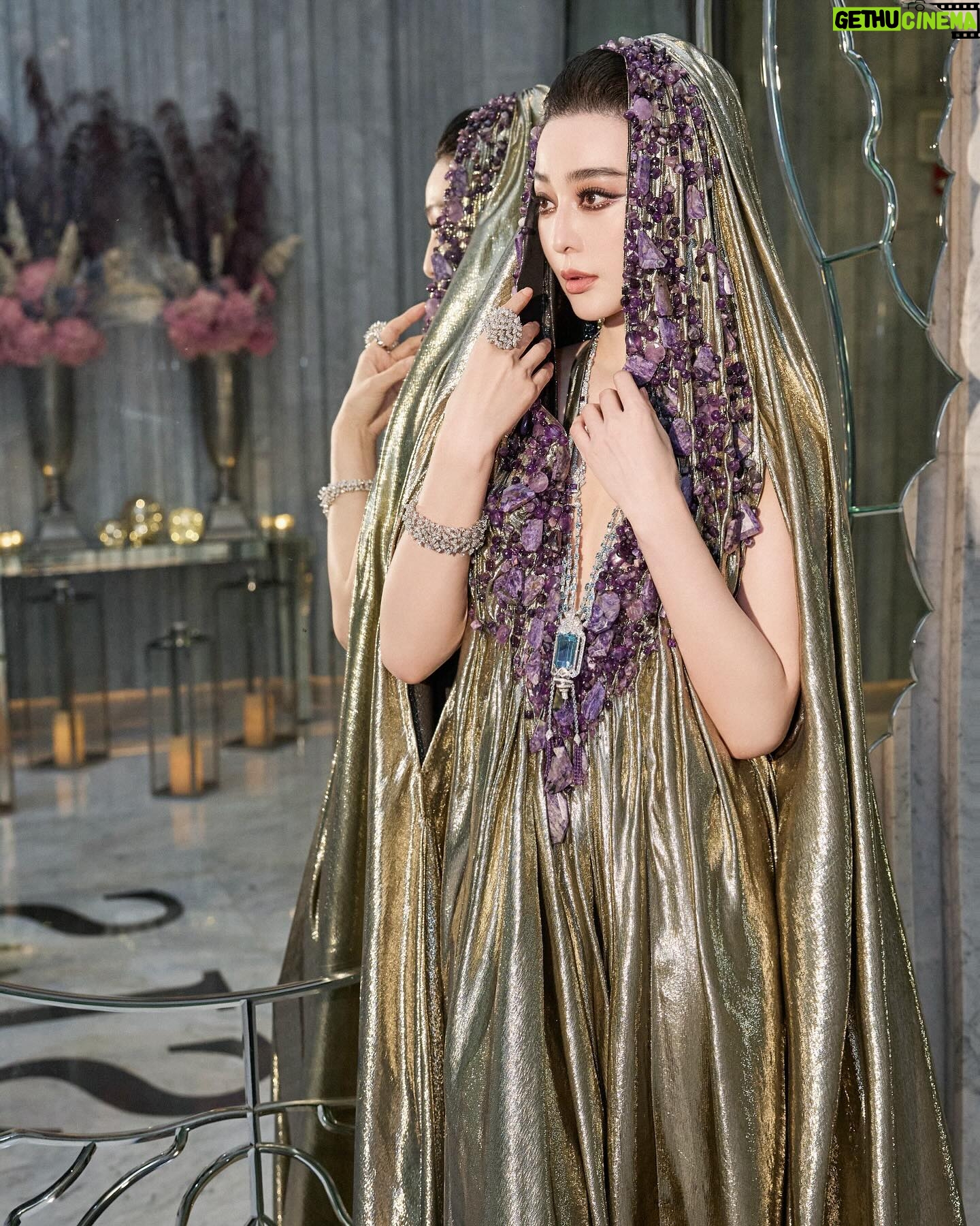 Fan Bingbing Instagram - Dubai calling! Can you feel the energy of this incredible city?
Dress: @stephanerolland_paris 2023 Spring Summer Haute Couture; coordinated by @wishgui3
High Jewels: @dhamani1969
HMU: @_christopherbu_ @huyiyin8
Photography: @mengqiangfan
PR & Management: @jerseychong @amanetuerdi_
Special thanks to @theemigala @royalseaentertainment @slsdubai