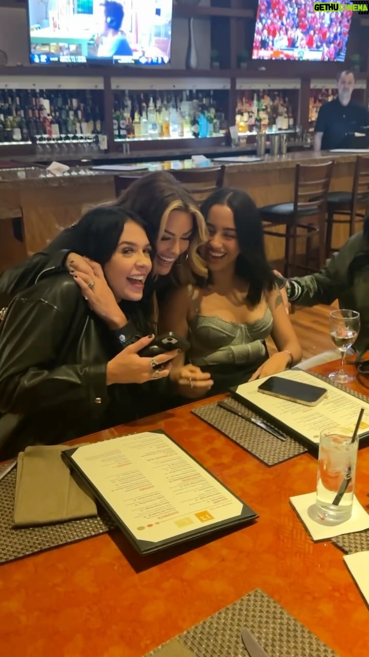 Mandy Rose Instagram - Had an absolute blast during #Wrestlemania week meeting my fans, catching up with my girls, ...and getting a zucchini? Catch the full Vlog only on @watchoftv! Link in bio.