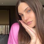 Macarena Achaga Instagram – Morning routine ☀️ para una piel sin manchitas —con todo y las luces del set— incorporé una nueva molécula que se llama melasyl, recomendada para unificar el tono de la piel y prevenir que te salgan manchas! El suero y la crema hidratante de la línea #melab3 y protector solar anthelios uvmune400 todo de @larocheposay para una rutina fácil de hacer en las mañanas antes de correr a mi llamado 🎞️📽️

 #publicidad