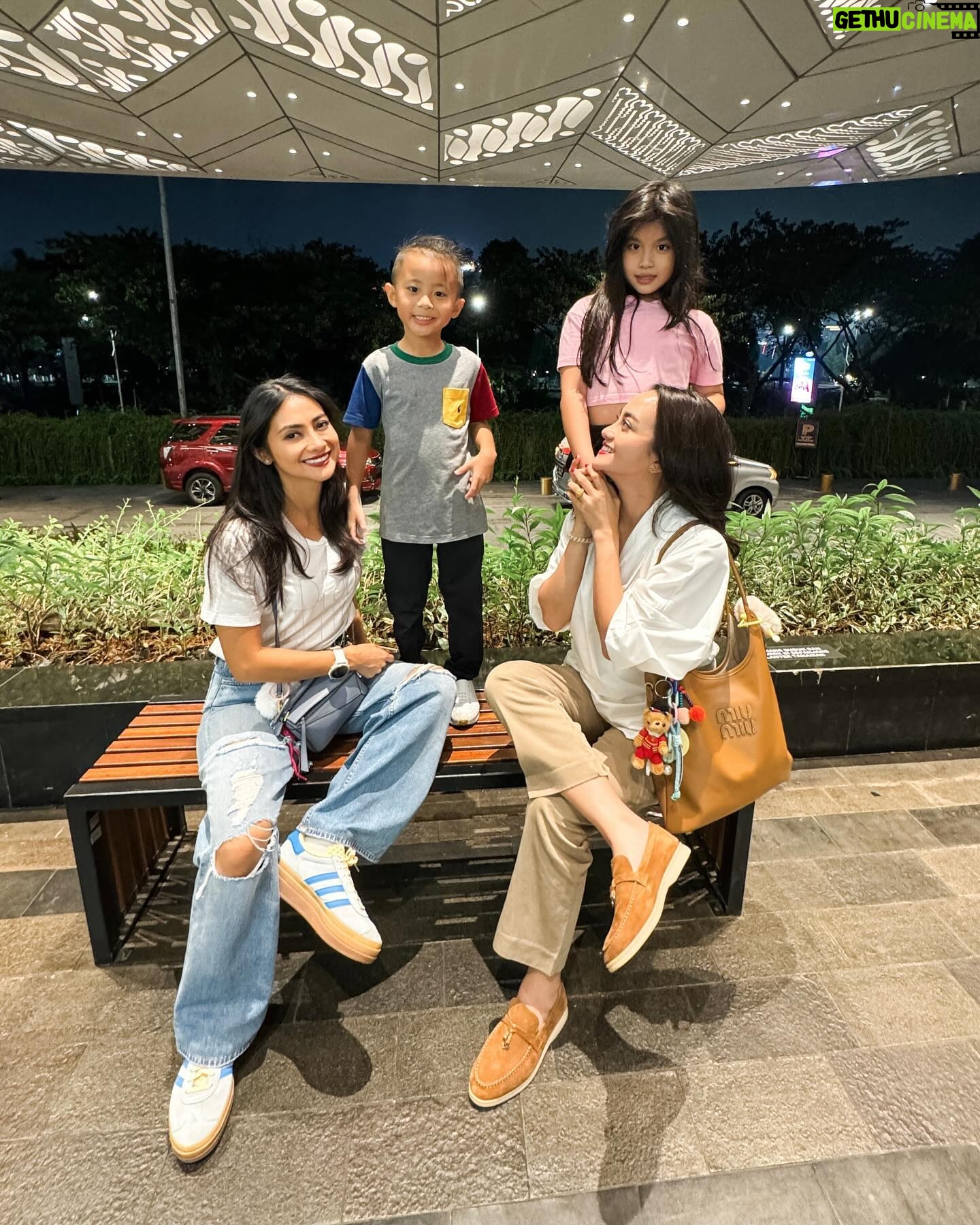 Ririn Ekawati Instagram - Quality time ❤️
senang sekali ketemuan, cerita banyak.
dari kangen Mamah sampai seru ngomongin drakor #QOT hahaha kita kepikiran rumah tangganya Hyunwoo n Haein. susah move on nih 😆