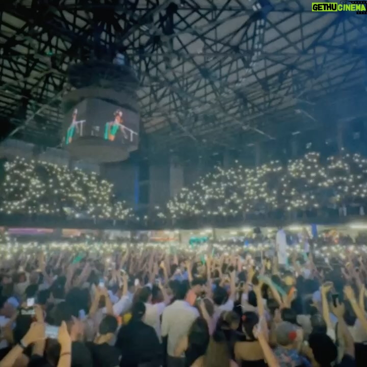 Mon Laferte Instagram - Terminamos el Tour por Latinoamérica y mi corazón no puede más de agradecimiento, en que momento pasó esto? Anoche en Nicaragua mientras veía a las personas cantar pensé en lo bella que es la vida, con sus contrastes, a veces en la luz y otras en la oscuridad, pero vale la pena vivirla para atesorar momentos como el de anoche, gracias infinitas
Gracias Guatemala, Nicaragua!
Nos vamos ahora a USA
Mañana celebramos mi cumpleaños en Chicago!!