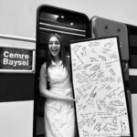 Cemre Baysel Instagram - Veeee son.. @saklabeniresmi 
Buraya uzun uzun veda cümleleri yazmak isterdim. Ama fotoğraftaki yazıların hepsi bu serüvenin ne kadar güzel olduğunun ve unutulmaz olduğunun göstergesi. 
Canım İncila.. seni yaşatmanın tadını hiç unutmayacağım. Teşekkür ederim bize ve bizi çok sevenlere ♥️