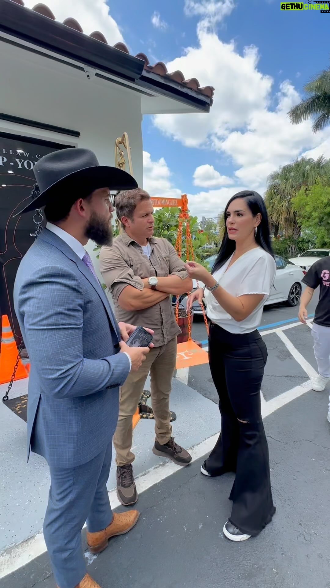 Scarlet Ortiz Instagram - Cuando te defienden solo por conveniencia 🤦🏻♀️ @robertdominguez y @yulburkle gracias @cesar @security.contractors