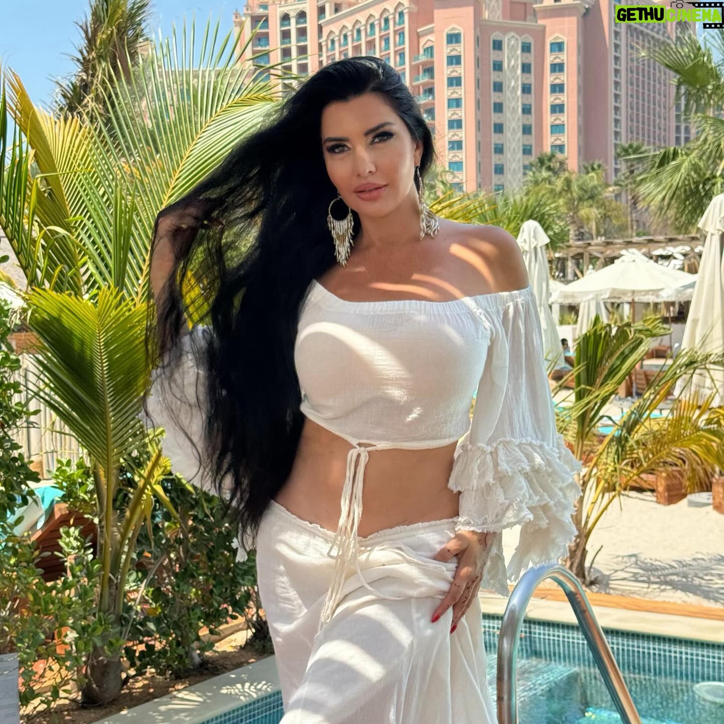 Lamitta Frangieh Instagram - Divine femininity in Liona set @urbnwhyt 100% cotton & embracing eco friendly practices
.
.
.
#exotic #style #lifestyle #cottonsuits #beachstyle #dubai #summervibes #fresh #lamittafrangieh
