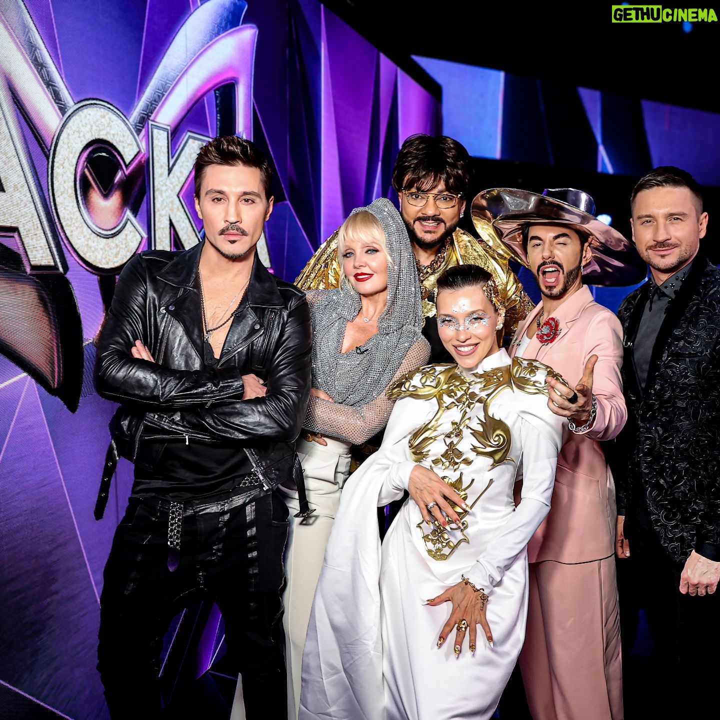 Valeriya Instagram - Уже через несколько часов раскроется главная интрига 5-го юбилейного сезона. Финал и гранд-финал. Пасхальный праздничный выпуск. Сказать, что раскрытие финальной маски удивило— ничего не сказать. Обожаю "Маску" за такие моменты. @maskantv @ntvru @weitmedia @fkirkorov @reginatodorenko @trodriguezzz @bilanofficial @lazarevsergey 🎭🎭🎭♥️♥️♥️