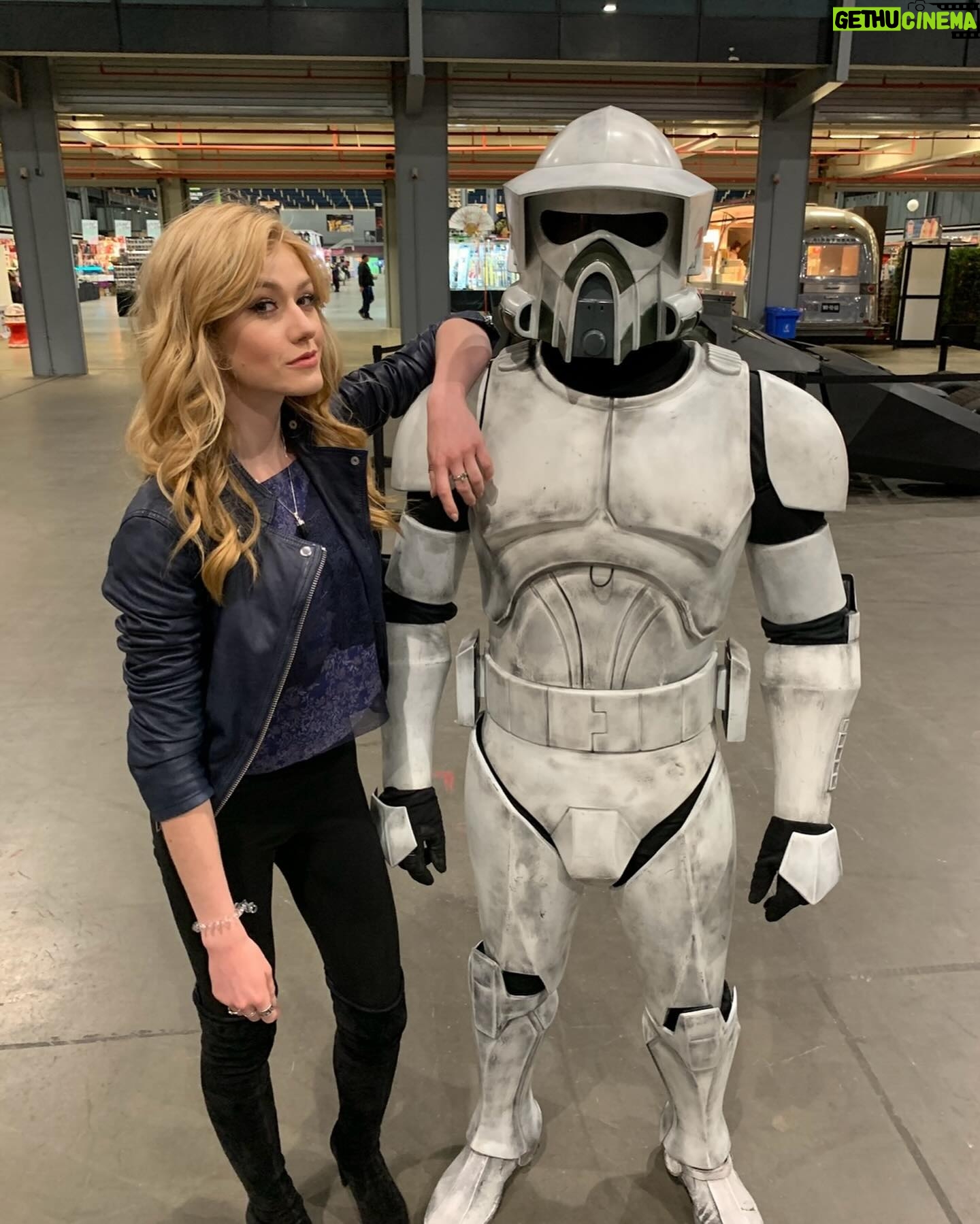 Katherine McNamara Instagram - Happy #StarWars Day! 💚💙 #Maythe4thBewithYou! 🪐🛸