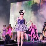 Mon Laferte Instagram – Terminamos el Tour por Latinoamérica y mi corazón no puede más de agradecimiento, en que momento pasó esto? Anoche en Nicaragua  mientras veía a las personas cantar pensé en lo bella que es la vida, con sus contrastes, a veces en la luz y otras en la oscuridad, pero vale la pena vivirla para atesorar momentos como el de anoche, gracias infinitas 
Gracias Guatemala, Nicaragua! 
Nos vamos ahora a USA 
Mañana celebramos mi cumpleaños en Chicago!!