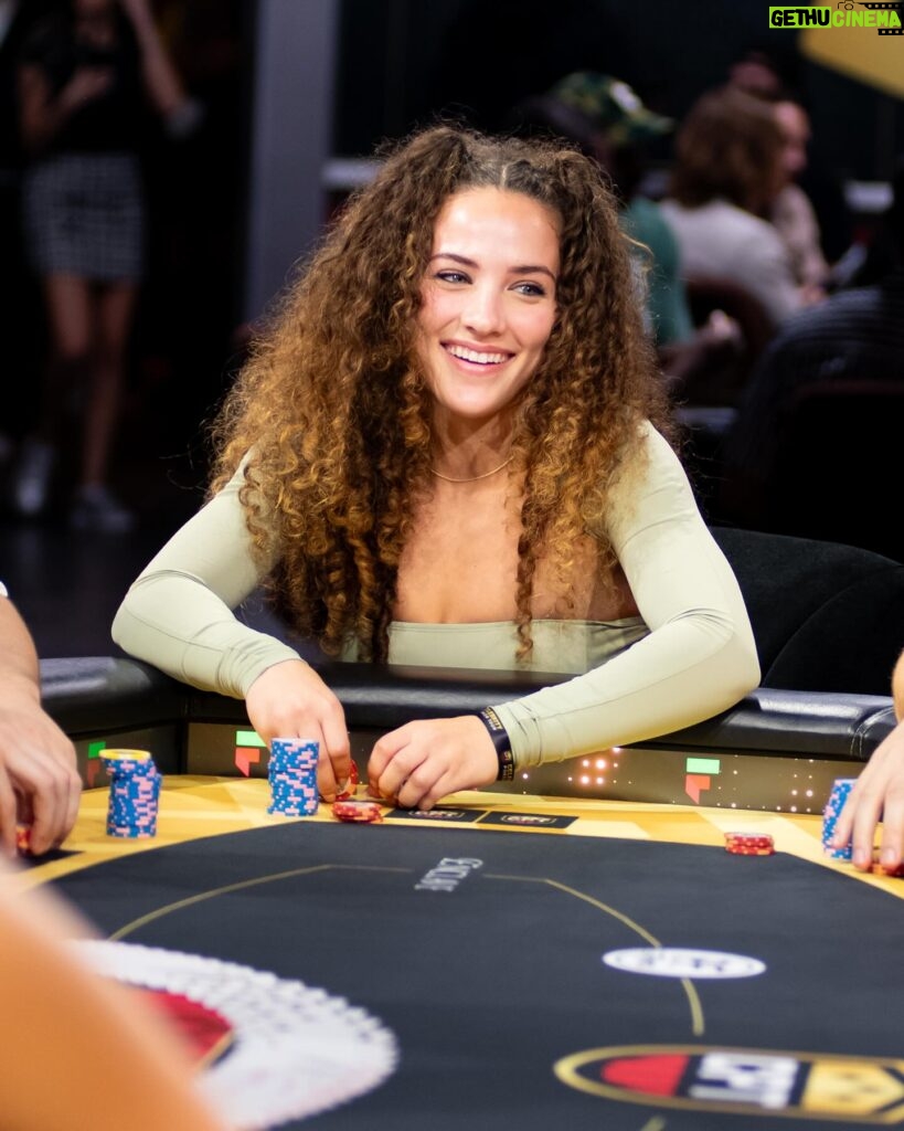 Sofie Dossi Instagram - Everyone was saying fold but thought it was weird when I folded ♠️ @celebritypokertour