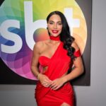 Aline Mineiro Instagram - #tbt🔙📸 Desse domingo maravilhoso no SHOW DE CALOUROS 📺✨ Obrigada @pgmsilviosantos tudo sempre muito incrível! 🙌🏼

Vestido @_anystore 
Beleza @correiamakeup