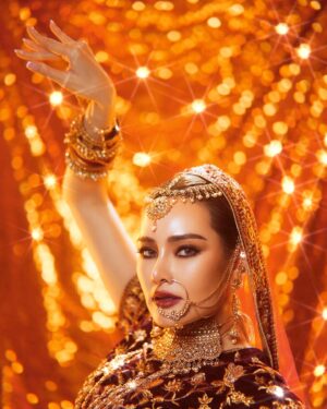 Rhatha Phongam Instagram - โอมชะโอมมหาระรวย ให้เทอระทดระทวย จะแสกคาถาให้เทอ..... 🔥❤️ #ญาญ่าญิ๋ง ขอบคุณทีมงาน ทีมหน้าผม ทีมชุด เสกได้ภายใน 1 วัน ปั้นคอนเทนท์กัน 5 ชั่วโมว สนุกมากกกกก ขอบคุณนะคะ @partymakeup @upbert_makeup @fayy_fayy @junesunshine @mod1kanokwan @studio_kori_bkk @natasharental ❤️❤️❤️❤️❤️❤️