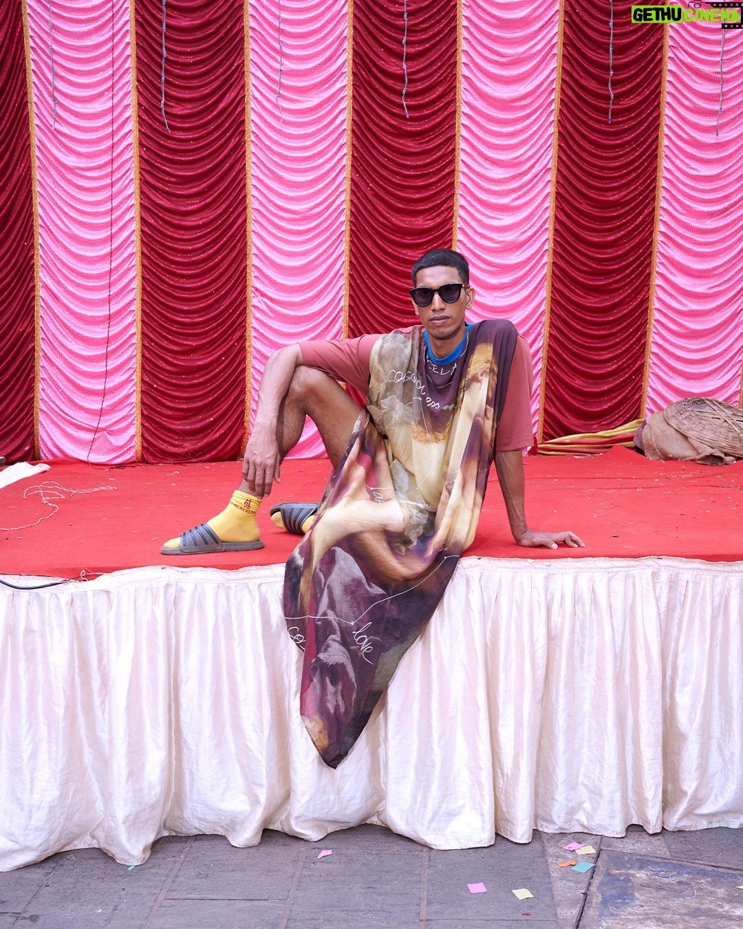 Vivienne Westwood Instagram - Creative director @kshitijkankaria captures the vibrancy of his home city, Mumbai — conveying 'the many different layers of Bombay and the cultural shift it is facing as a developing city.'
Photographer and Creative Direction: @kshitijkankaria
Hair and Makeup: @eshwarlog
Producer: @anuragsharma91
#WestwoodSun #VWSS24