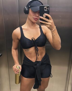 Aline Mineiro Instagram - Dessa semana aí… 🍀 🔛
Como foi a semana de vocês? 
Que tenhamos força e fé  pra continuarmos firmes e fortes 🙏🏼