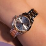 Cemre Baysel Instagram - Onun kendine has bir ışıltısı var; günün en güzel anlarını göz alıcı kılan.. 🤍
@guesswatches @saatvesaat
 #GuessWatches #SaatveSaat
 #işbirliği