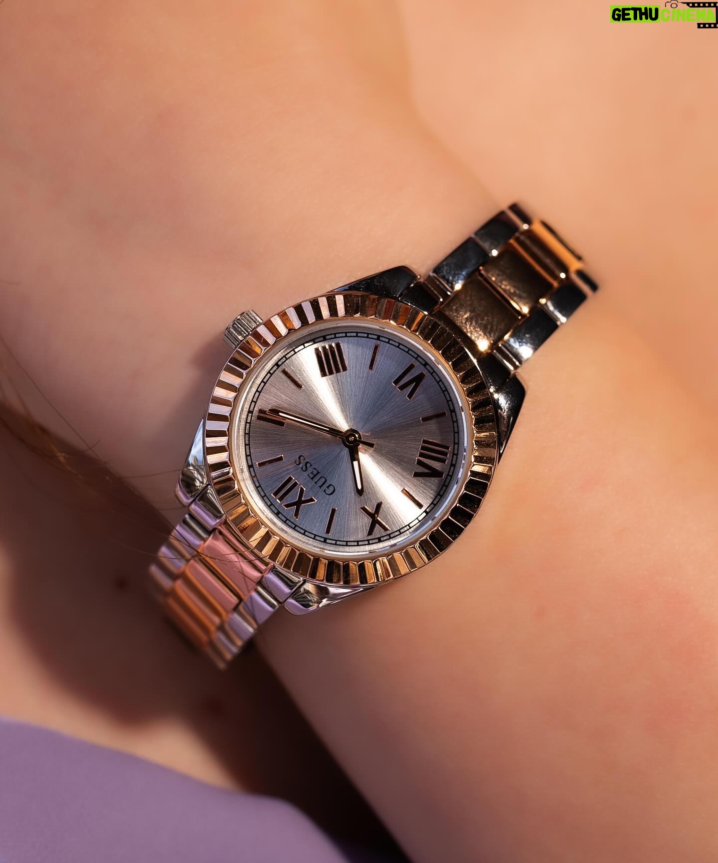 Cemre Baysel Instagram - Onun kendine has bir ışıltısı var; günün en güzel anlarını göz alıcı kılan.. 🤍
@guesswatches @saatvesaat
#GuessWatches #SaatveSaat
#işbirliği