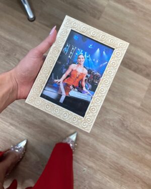 Aline Mineiro Instagram - #tbt🔙📸 Desse domingo maravilhoso no SHOW DE CALOUROS 📺✨ Obrigada @pgmsilviosantos tudo sempre muito incrível! 🙌🏼

Vestido @_anystore 
Beleza @correiamakeup
