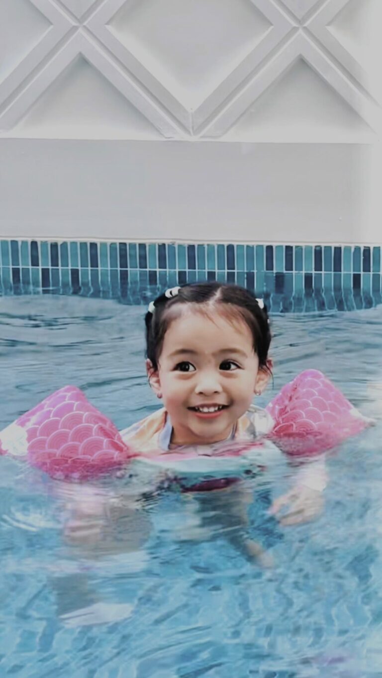 Jennylyn Mercado Instagram - Good job my little mermaid 🧜🏻‍♀️🥰👧🏻

Have you watched our newest Youtube vlog yet? Kung hindi pa mga bessies, watch niyo na! Link in bio and IG stories. 🤍 #dylanjaydeho #littlemermaid #mywaterbaby