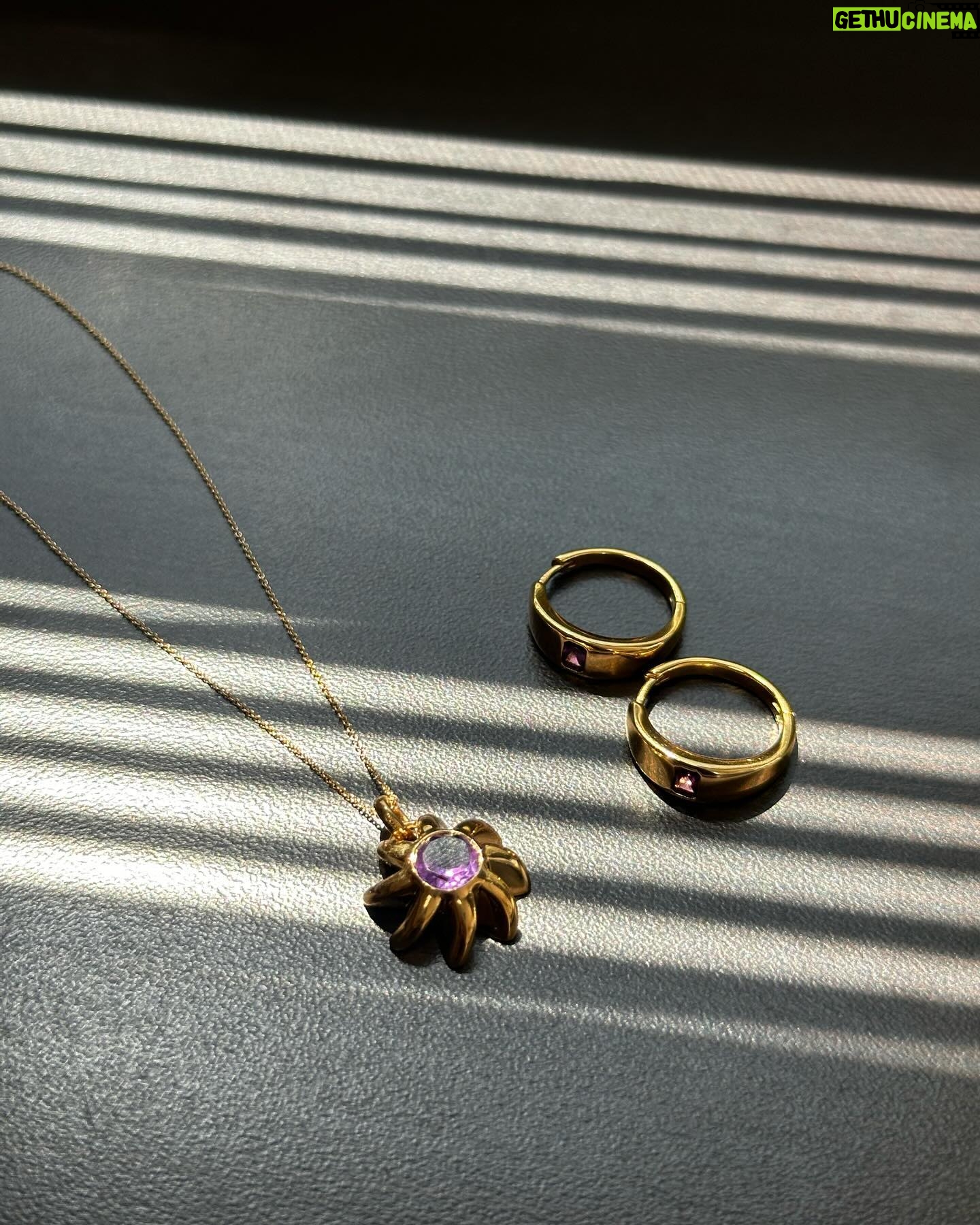Macarena Achaga Instagram - porque me apoyaste en mis sueños estoy así de lejos para festejarte en unos días ❤️🩹
pero te guardo tu regalo de @tousjewelry 💎✨y mientras lo uso hasta que te vea🙊 — porque obvi todas las hijas usamos todo lo de mamá jijiji te amo @msdelmoral
#publicidad