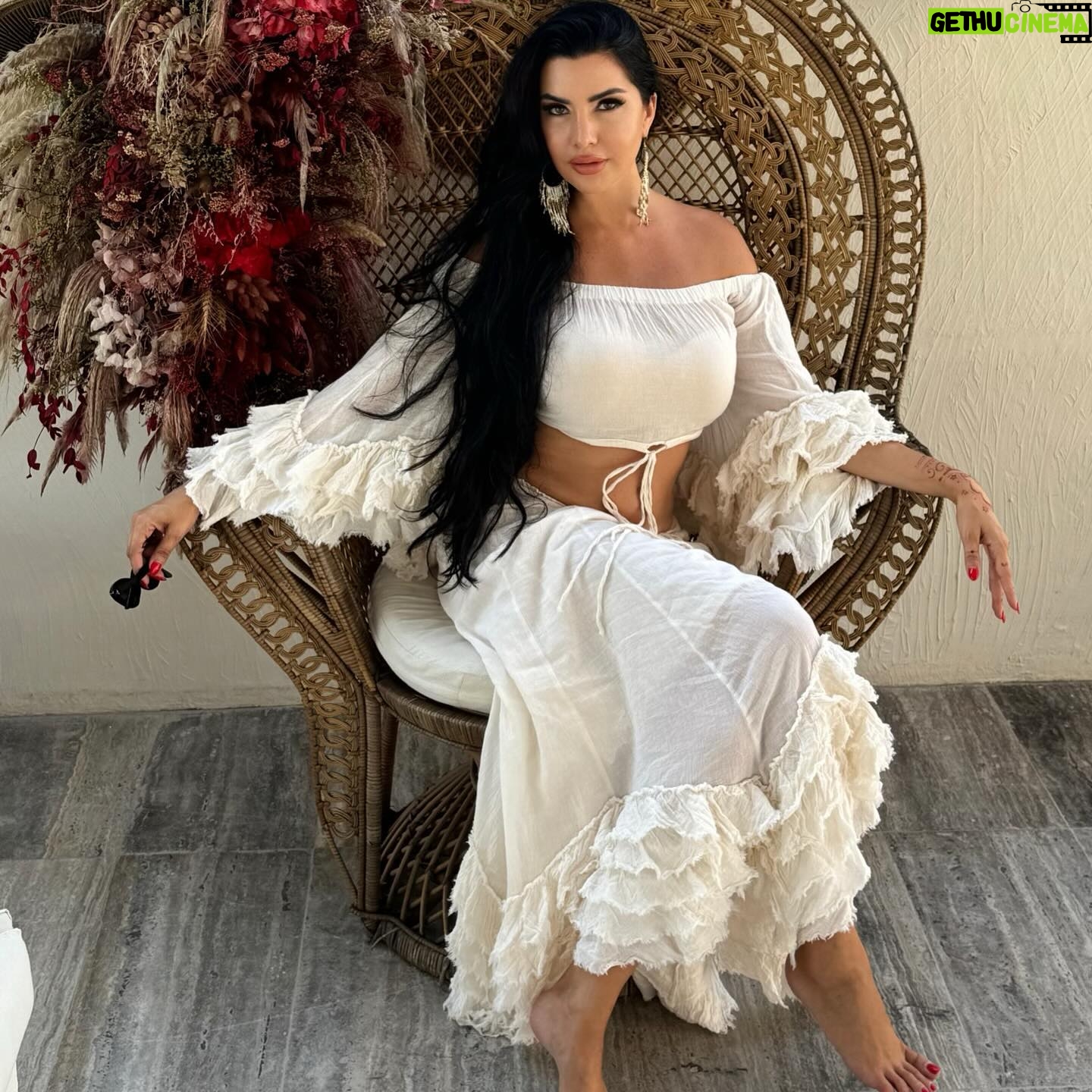 Lamitta Frangieh Instagram - Divine femininity in Liona set @urbnwhyt 100% cotton & embracing eco friendly practices
.
.
.
#exotic #style #lifestyle #cottonsuits #beachstyle #dubai #summervibes #fresh #lamittafrangieh