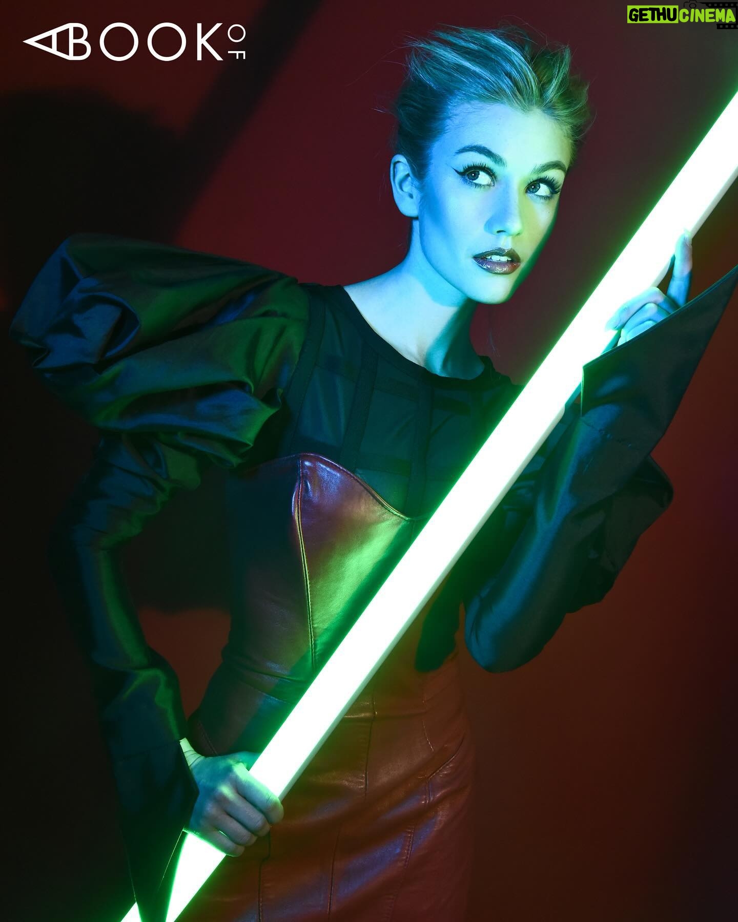 Katherine McNamara Instagram - Happy #StarWars Day! 💚💙 #Maythe4thBewithYou! 🪐🛸