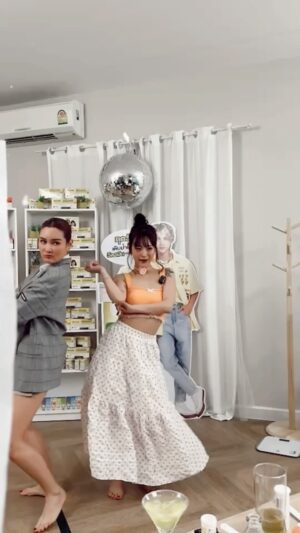 Rhatha Phongam Instagram - เมื่อญาญ่าญิ๋ง และ นายหญิง มาเจอกัน.....ได้เพิ่อนเต้นใหม่ละคะ @mmini.j @charliepotjes ใครที่พลาด live ติดตามได้เรื่อยๆทุกวัน ทุกวีคนะคะ @7days_officialth ขอบคุณน้องชาลี น้องกามินมากๆค่า ❤️🥰