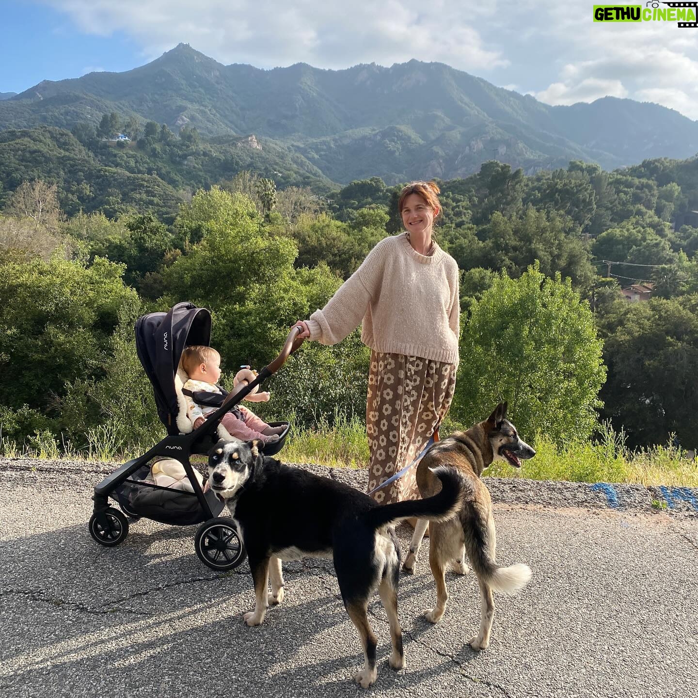 Bonnie Wright Instagram - I love it here 🌎