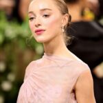 Phoebe Dynevor Instagram – Thank you to the Queen @charlottetilbury for the rosy glow and for being the best date 🫶