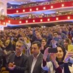 Sahar Dolatshahi Instagram - اولین اجرای نمایش موزیکال بینوایان. ممنون از انرژی و محبت تک تک شما .  از تمام دوستان و همکاران ممنونم و بهشون خسته نباشید میگم همبازیهای عزیزم بچه های خوب گروه لباس ، صحنه ، کارگردانی ،تولید، نور ، صدا ، نوازنده ها ، گروه کر... همه و همه 🌹🌹🌹🌹امیدوارم نتیجه زحمات چندین ماهه ما کاری شده باشه که شما از دیدنش لذت ببرین 🙏🏻❤️
