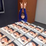 Mio Imada Instagram - 今日、1st写真集「生命力」
発売日です☺︎
私ももちろん、いつもお世話になっているだいすきなみんなの想いがたくさんたくさん詰まったあたたかい1冊です。
そんな想いが
手に取ってくれる皆様に
届きますように。
いぇい！☺︎✌︎
#生命力