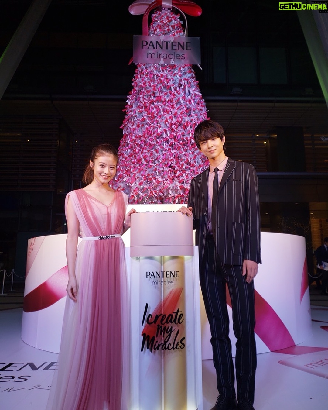 Mio Imada Instagram - パンテーン ミラクルズさんの
Xmasリボンツリーの点灯式に、
参加させていただきました🎄
2人の心拍数で色が変化する体験型ツリー☺︎
とてもステキでした♡
限定デザインもかわいいです!
ぜひ六本木ミッドタウンで
いいこと引き寄せてね☺︎
@pantene_jp_official
#パンテーンミラクルズ
#partnershipwithPANTENE
#引き寄せトリートメント