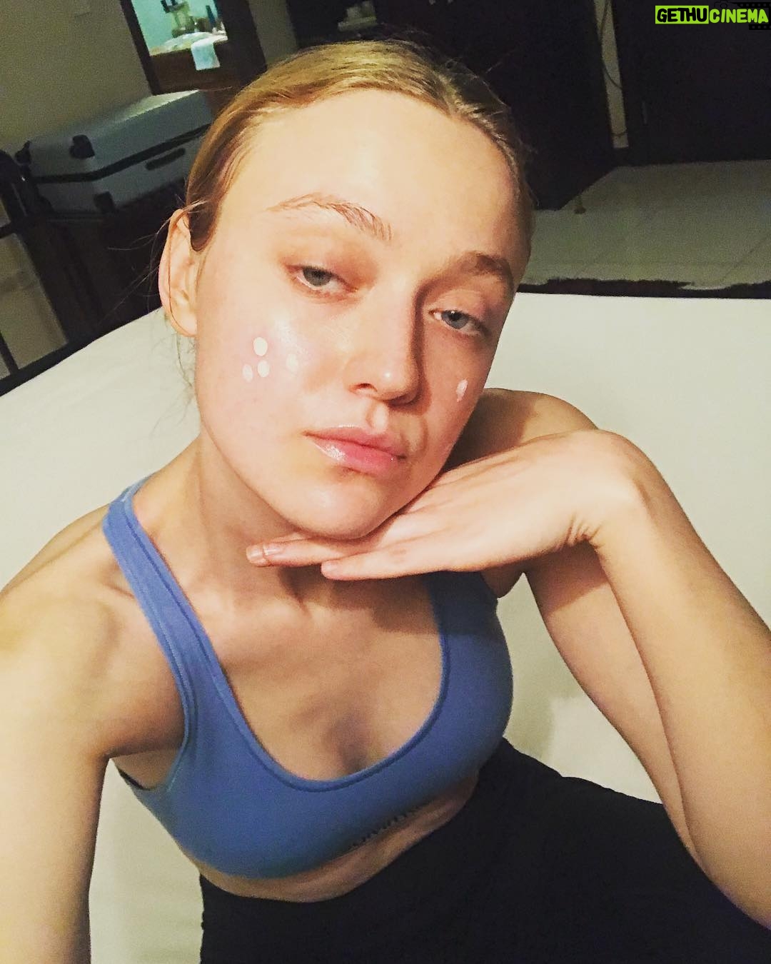 Dakota Fanning Instagram - How I felt after a 24hr. travel day. A little spotty, eyes a little wonky, hair a little greasy, but still cute 😎
