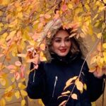 Elham Hamidi Instagram - پاییز را دوست دارم… ﭘﺎﯾﯿﺰ، ﺯﻣﺴﺘﺎﻧﯽ ﺍﺳﺖ؛ ﮐﻪ ﺗﺐ ﮐﺮﺩﻩ! ﺗﺎﺑﺴﺘﺎﻧﯽ ﺍﺳﺖ؛ ﮐﻪ ﻟﺮﺯ ﮐﺮﺩﻩ! ﺑﻐﻀﯽ ﺍﺳﺖ؛ ﮐﻪ ﺭﺳﻮﺏ ﮐﺮﺩﻩ! ﺣﺮﻓﯽ ﺍﺳﺖ؛ ﮐﻪ ﺳﮑﻮﺕ ﮐﺮﺩﻩ ! ﻣﻦ، ﺳﮑﻮﺕ ﺭﺳﻮﺏ ﮐﺮﺩﻩ ﺩﺭ ﺗﺐ ﻭ ﻟﺮﺯ ﭘﺎﯾﯿﺰ ﺭﺍ ﻣﯿﭙﺮﺳﺘﻢ! ﭘﺎﯾﯿﺰ، ﻋﺮﻭﺱ ﺗﻤﺎﻡ ﻓﺼﻞ ﻫﺎﯼ ﻣﻦ ﺍﺳﺖ . ﯾﺎﺩﻡ ﺑﺎﺷﺪ؛ ﭘﺎﯾﯿﺰ ﮐﻪ ﺭﺳﯿﺪ؛ ﻟﻪ ﻧﮑﻨﻢ؛ ﺑﺮﮔﻬﺎﯾﯽ ﺭﺍ ﮐﻪ ﺭﻭﺯﯼ ﻫﺰﺍﺭﺍﻥ ﺑﺎﺭ ﻧﻔﺲ ﺍﺭﺯﺍﻧﯽ ﺍﻡ ﻣﯽ ﻛﺮﺩﻧﺪ …!!!
#پاییز
#الهام حمیدی