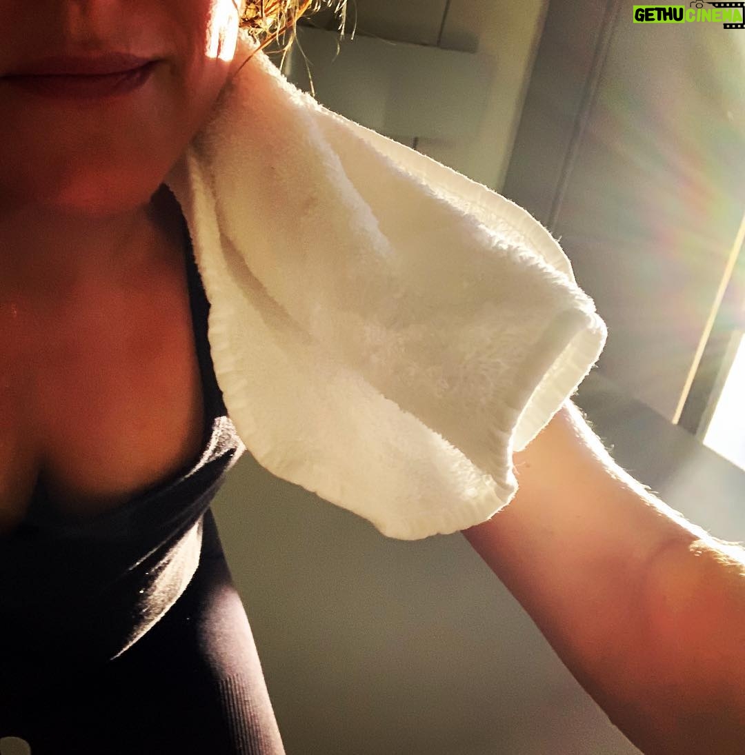 Jessica Capshaw Instagram - Serious early morning werking it on the weekend...