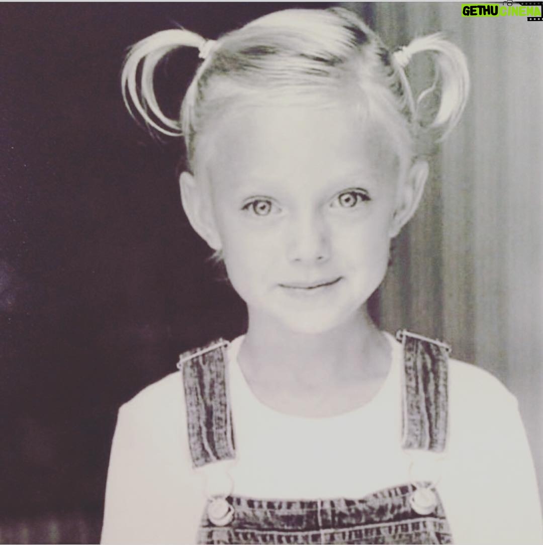 Dakota Fanning Instagram - Merry Christmas Eve from the 12 hairs on my little head to you! 🎄👧🏼