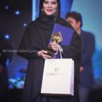 Sahar Dolatshahi Instagram - بازم ممنونم از انجمن منتقدین و نویسندگان سینمای ایران. این جایزه خیلی برام با ارزشه. از سهیل بیرقی کارگردان فیلم عرق سرد به خاطر اعتمادش و همه کمکهایی که به من کرد ، از باران کوثری، امیر جدیدی ، هدی زین العابدین ، لیلی رشیدی همبازیهای عزیزم که همگی امشب کاندیدا بودن و از تک تک عوامل فیلم عرق سرد ممنونم.  همینطور تبریک میگم به همه برنده هاو کاندیدا ها و دوستان عزیزی که امشب افتخار داشتم کنارشون باشم.  یک تبریک ویژه هم به نیما اقلیما کارگردان فیلم “امیر “ نیما جان مبارکه.  stylist: @the.devv  Jewelry: @mahkamehjewellery