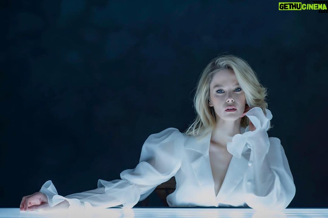 Burcu Biricik Instagram - @hakangence ile yine içi dışı bir röportaj yaptık 🎈Bugün Hürriyet’te 🥳👩🏻🎤 #çiçero #kuzgun
@muhsinakgun 🙏💕 Kostüm: @aylinyilmazofficial 🙏💋