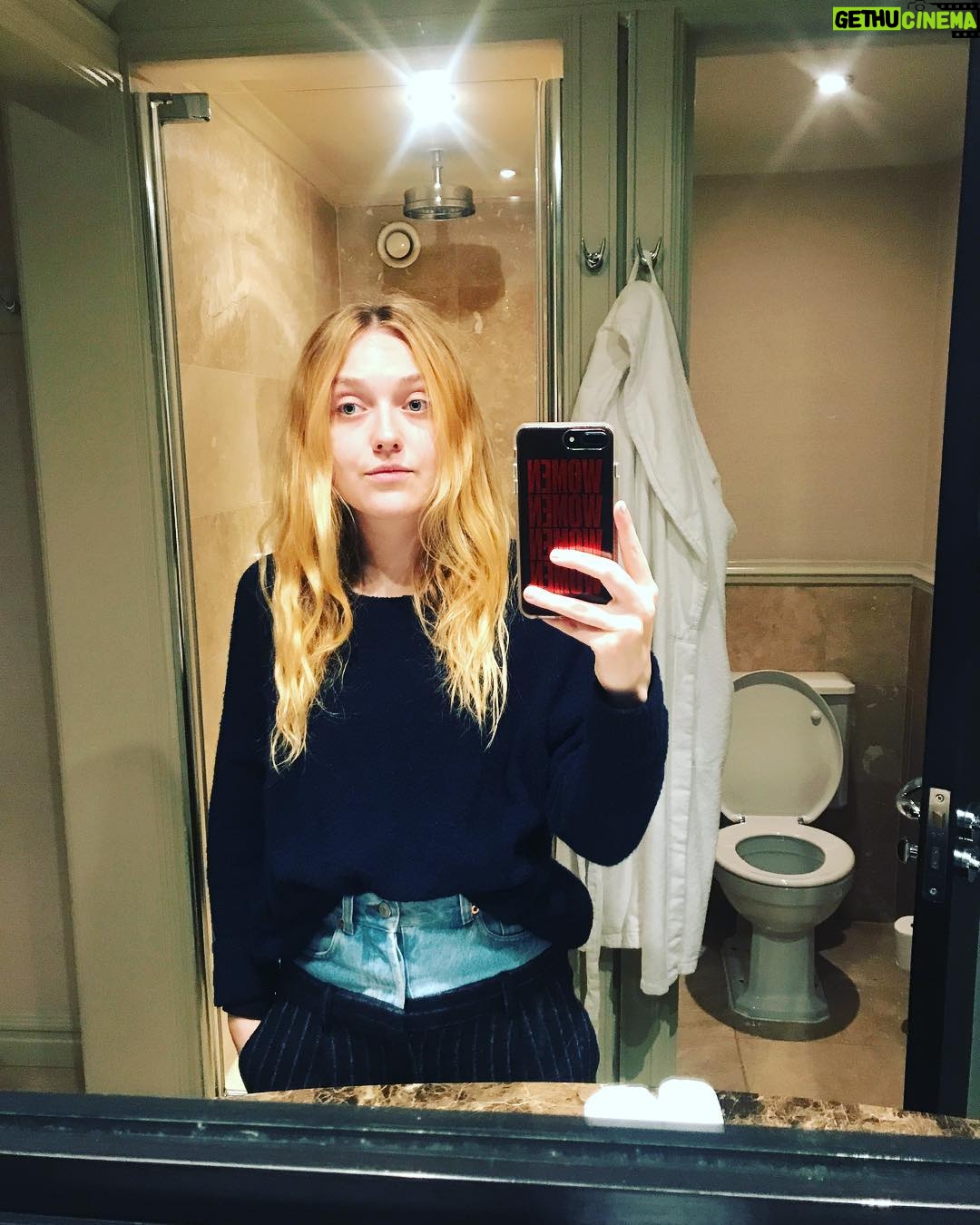 Dakota Fanning Instagram - What’s more offensive, the toilet in the bg or my pants with different waistbands? (I love them very much and will continue wearing them even though they make some uncomfortable.)