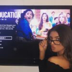 Mimi Keene Instagram - Come and get educated with us on Netflix huns😈🍆🍑🍌 #sexeducationnetflix •
•
Incredibly proud of this amazing show, and feel blessed to be part of it, along with the most talented hunnies I’ve met! GO WATCH IT❤️