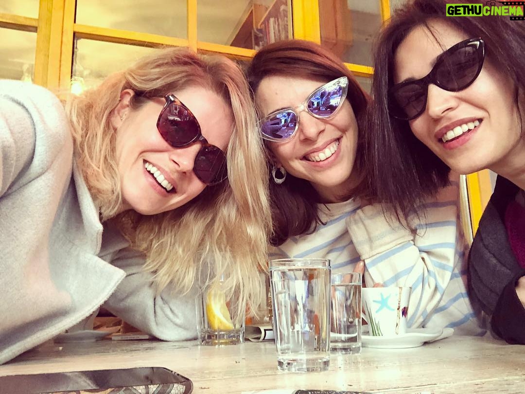 Burcu Biricik Instagram - Bi saat olsun yeter bize enerjiler toplanır sevgi deposu fullenir güne devam edilir ☀️