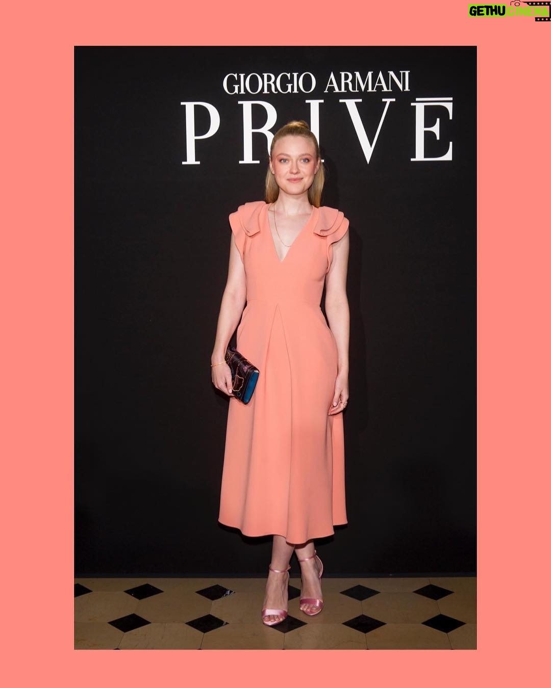 Dakota Fanning Instagram - 🍑 I had such a beautiful evening at the @armani show tonight in Paris! Thank you for having me ! 🍑 #GiorgioArmaniPrive #armani