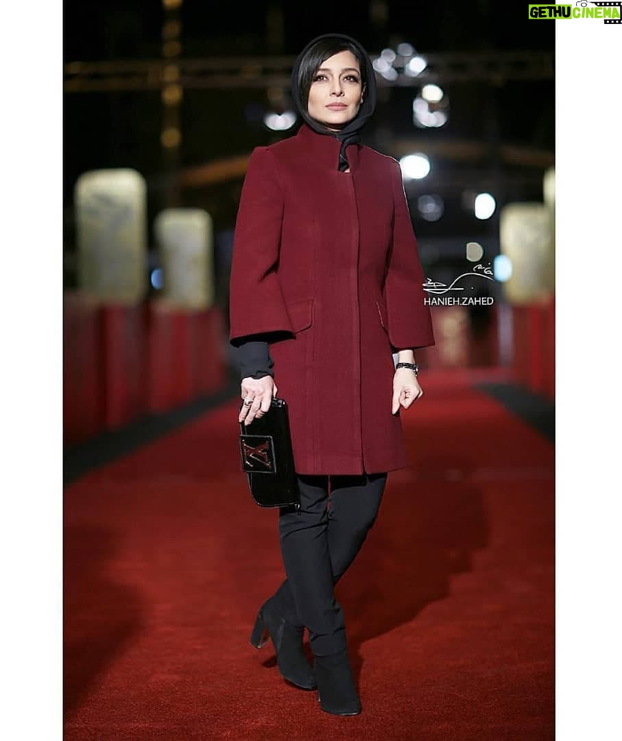 Sare Bayat - 137K Likes - .
_چطوری میتونی به یکی بگی خداحافظ؛
وقتی که حتی نمیتونی
زندگی بدون اونرو تصور کنی؟
من نگفتم خداحافظ؛ من هیچی نگفتم،
من فقط رفتم.
.
#ساره_بیات
#sarehbayat #sareh_bayat