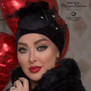 Elham Hamidi Instagram - جمعه ها باید صندوقچه ی امید را باز کرد ، یک گوشه آرام نشست و پازلِ خوشبختی را کامل کرد .
جمعه ، یعنی آرامش ،
و آرامش یعنی ؛ لبخندهایی که از تهِ دل باشد .
جمعه تان آرام ،
و لبخندهایتان از تهِ دل ...
ممنون از مريم رهنماى عزيزم دوست گل و هنرمندم بخاطر ميكاپ زيباش
#الهام_حمیدی
#میکاپ_آرتیست_مریم_رهنما
@maryamrahnama_makeupartist