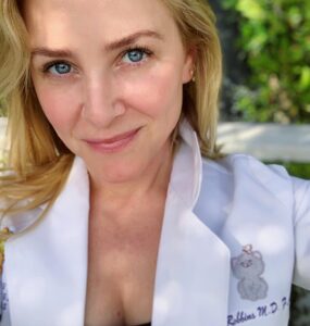Jessica Capshaw Instagram - Well, hello again kitty cat... Ok, soooo...tonight is a BIG night for @greysabc 
The airing of tonight’s episode makes it the longest running prime time medical drama EVER.

Soooo in honor of this exceptional distinction...I pulled out Dr. Arizona Robbins trusty lab coat, dusted it off, brought it out into the sunshine and I took it for a spin. 
@shondarhimes and @beersbetsy THANK YOU for bringing this show to our television screens (and computers and phones). This show is a total dreamboat and I am so fortunate to have taken a cruise on it...grateful times a million...xoxo Congratulations!!!