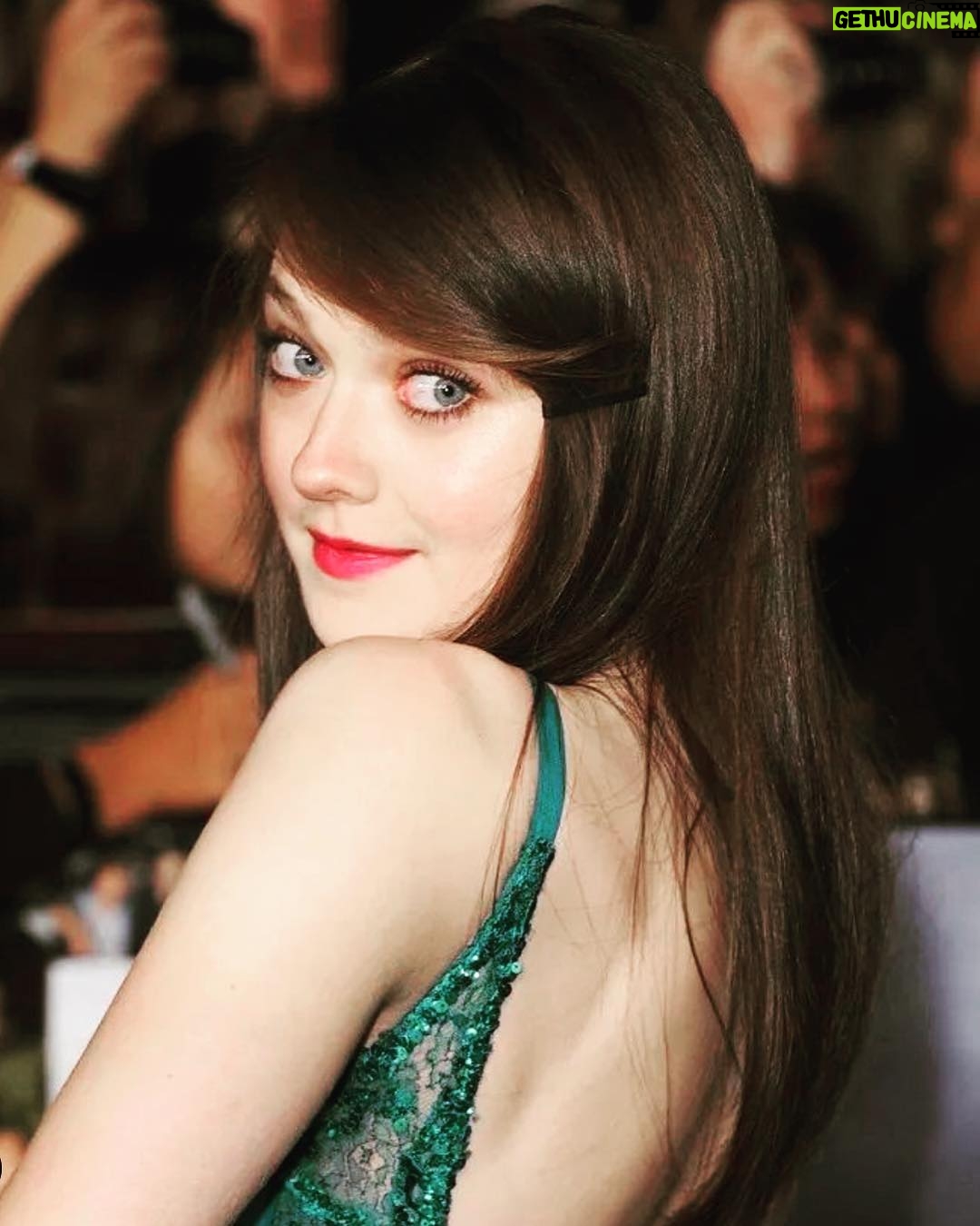 Dakota Fanning Instagram - remembering the little blip of time that I was a brunette 👩🏻