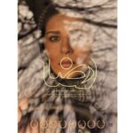 Sahar Dolatshahi Instagram - دومین پوستر فارسی فیلم سینمایی «رضا» رونمایی شد. این پوستر را حمیدرضا بیدقی طراحی کرده که پیش از این پوستر رسمی چندین دوره‌ی جشنواره‌ی ملی و جهانی فجر را طراحی کرده بود.
نخستین فیلم علیرضا معتمدی که به عنوان یکی از فیلم‌های اکران نوروزی گروه هنروتجربه روی پرده رفته تاکنون با استقبال خوبی از سوی مخاطبان مواجه شده است.
پوستر دوم ِ #فیلم_رضا به معرفی بازیگران این فیلم سحر دولتشاهی، ستاره پسیانی، رضا داوودنژاد، افسر اسدی، سولماز غنی، پانته‌آ مرزبانیان، نسیم میرزاده، مرجان مشتاقیان و علیرضا معتمدی اختصاص دارد.