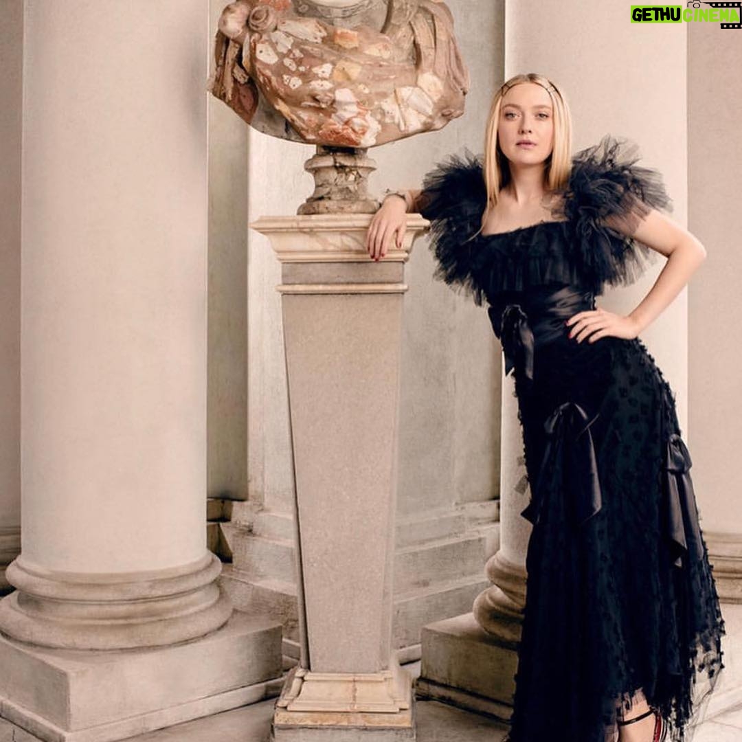 Dakota Fanning Instagram - 🖤🖤🖤 @rodarte @kateandlauramulleavy @instylemagazine @amyharrity @samanthamcmillen_stylist @justjenda @erinayanianmonroe 🖤🖤🖤